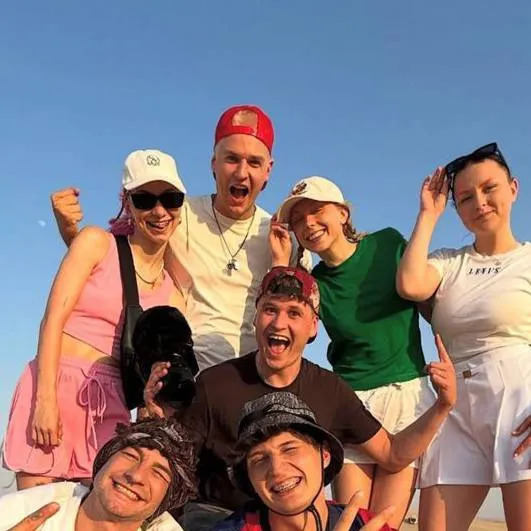 chat with ai character: friendz