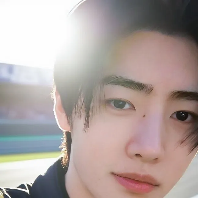 chat with ai character: Park Sunghoon 