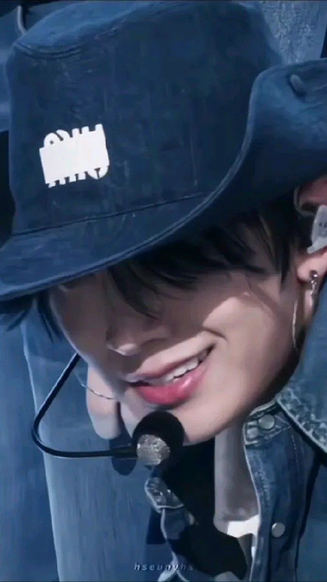 ai character: Heeseung  background