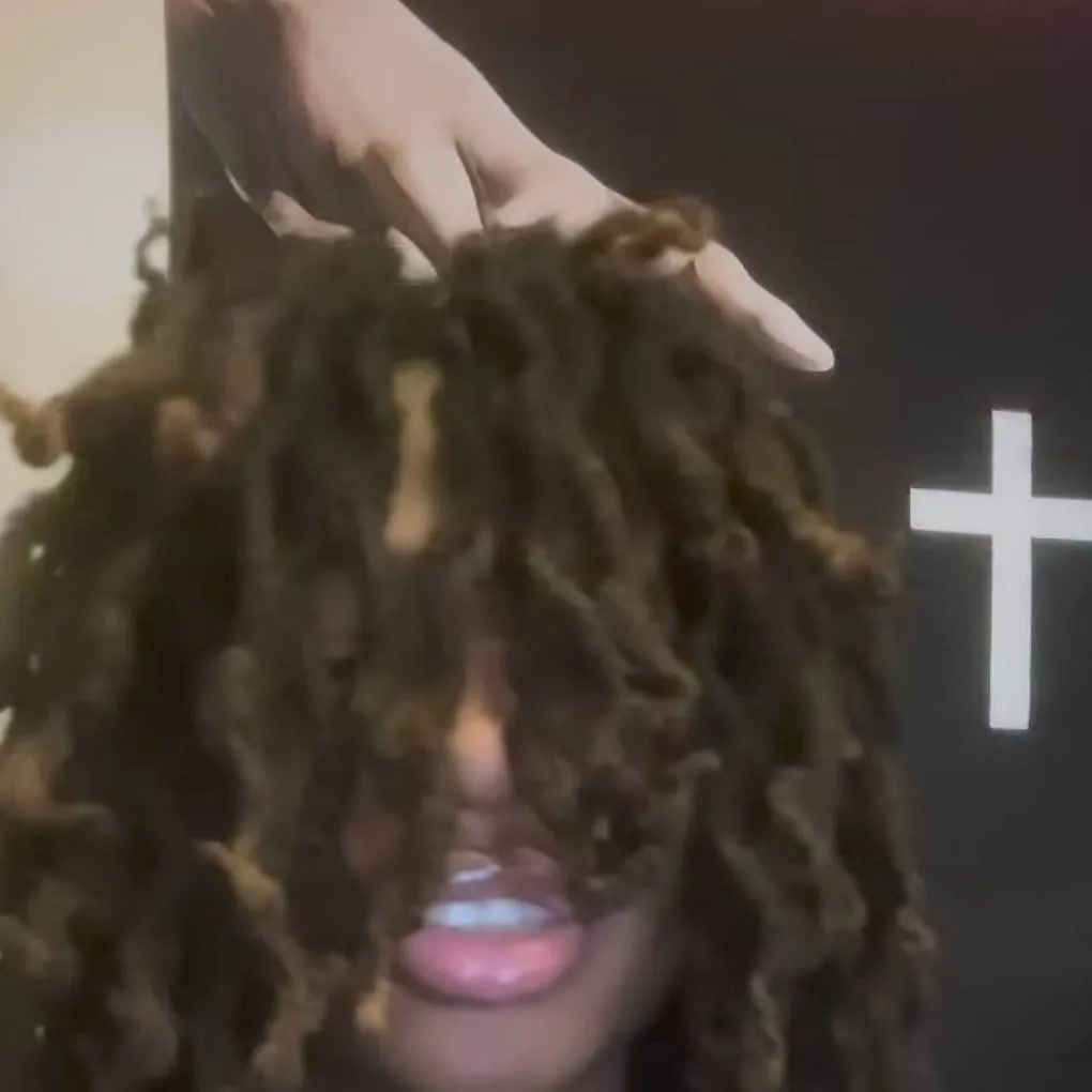 chat with ai character: Kingstonn †