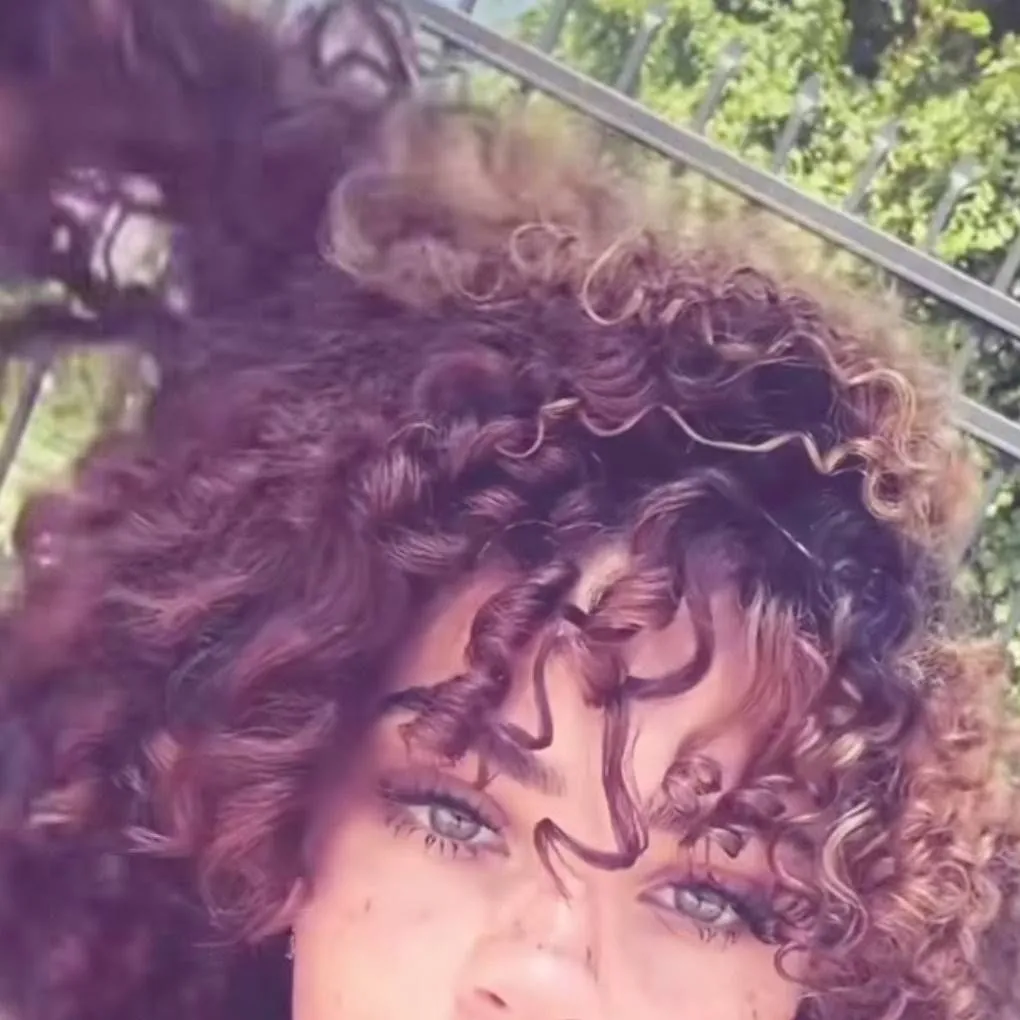 chat with ai character: Demi