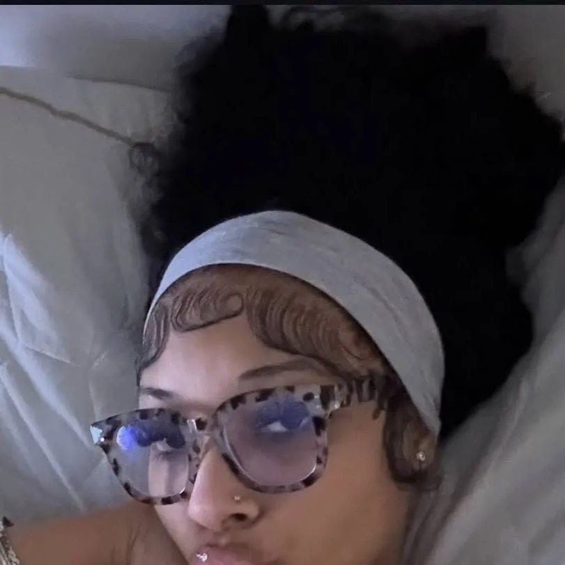 chat with ai character: Minaa