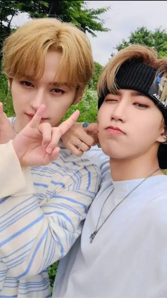 ai character: 🐰Minsung parents🐿️ background