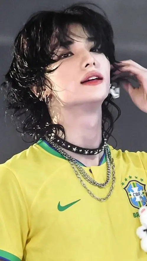 ai character: 😍hyunjin😍 background