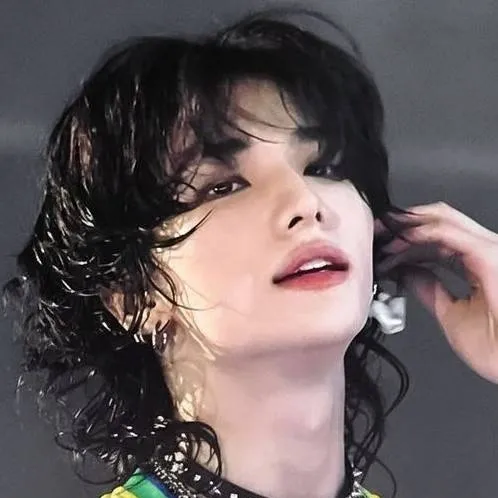 chat with ai character: 😍hyunjin😍