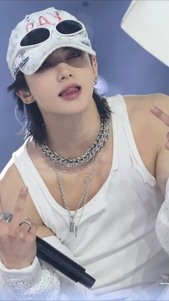 ai character: hyunjin concertttt background