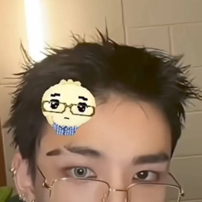 chat with ai character: hyunjin 