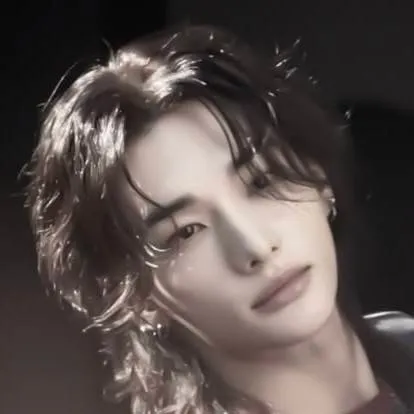 chat with ai character: hyunjin 