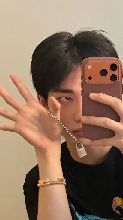 ai character: hyunjin background