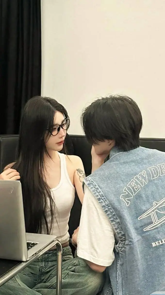 ai character: Leonardo  background