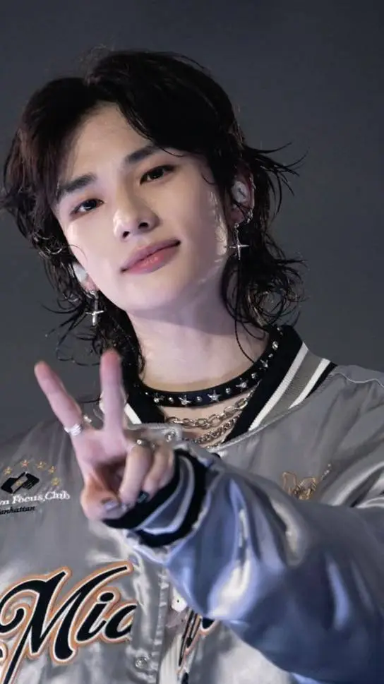 ai character: Hyunjin♡ background