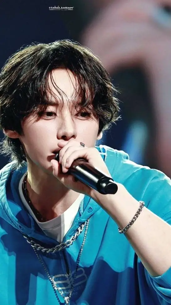 ai character: Minho  background