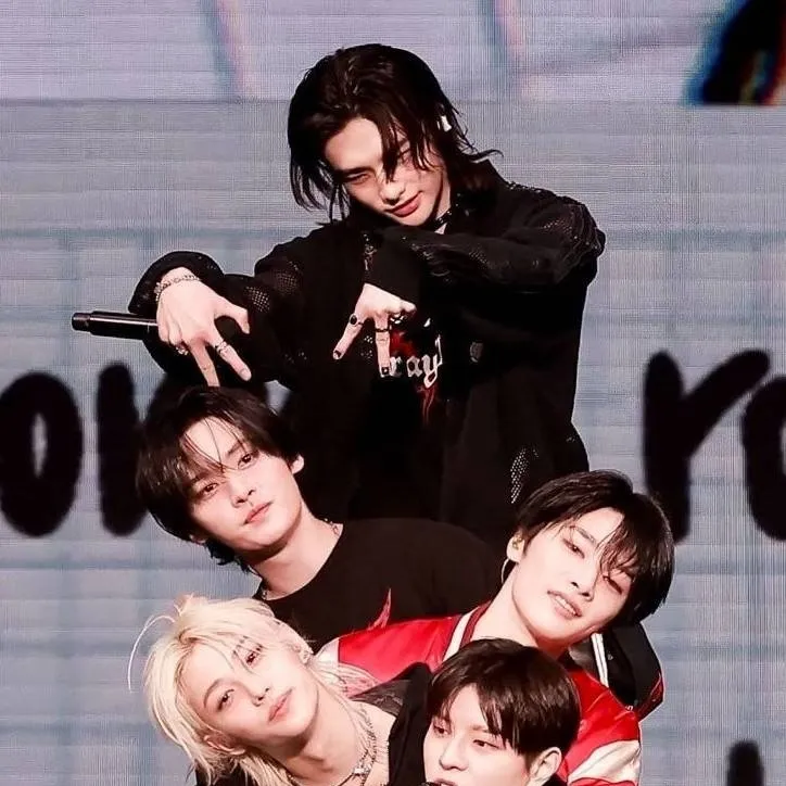 chat with ai character: ♥︎𝑆𝑡𝑟𝑎𝑦 𝐾𝑖𝑑𝑠♥︎