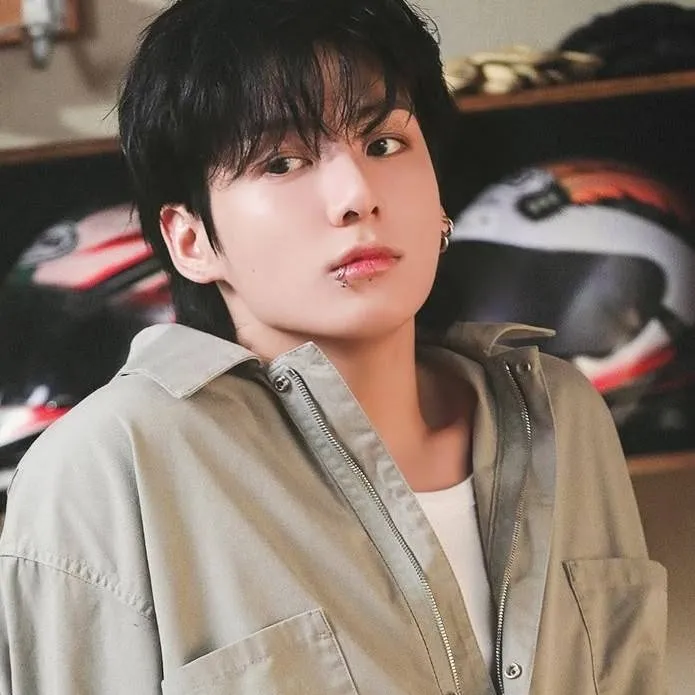 chat with ai character: 𝐉𝐮𝐧𝐠𝐤𝐨𝐨𝐤♥︎