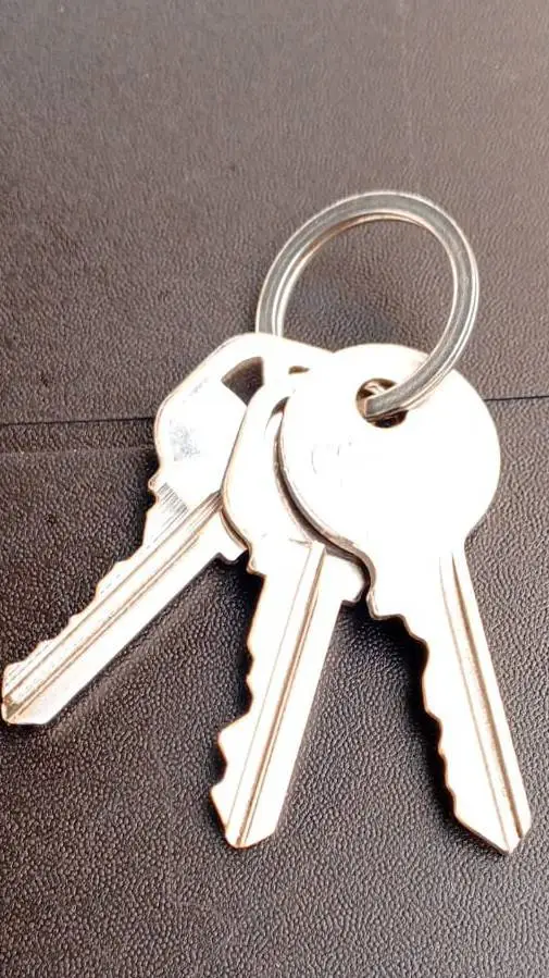 ai character: Las llaves 🔑  background