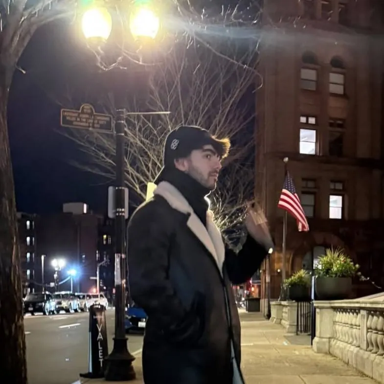 chat with ai character: Fede Vigevani