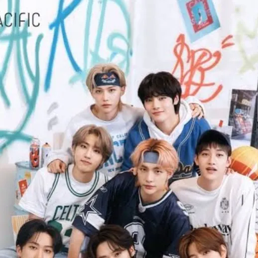 chat with ai character: STRAYKIDS.