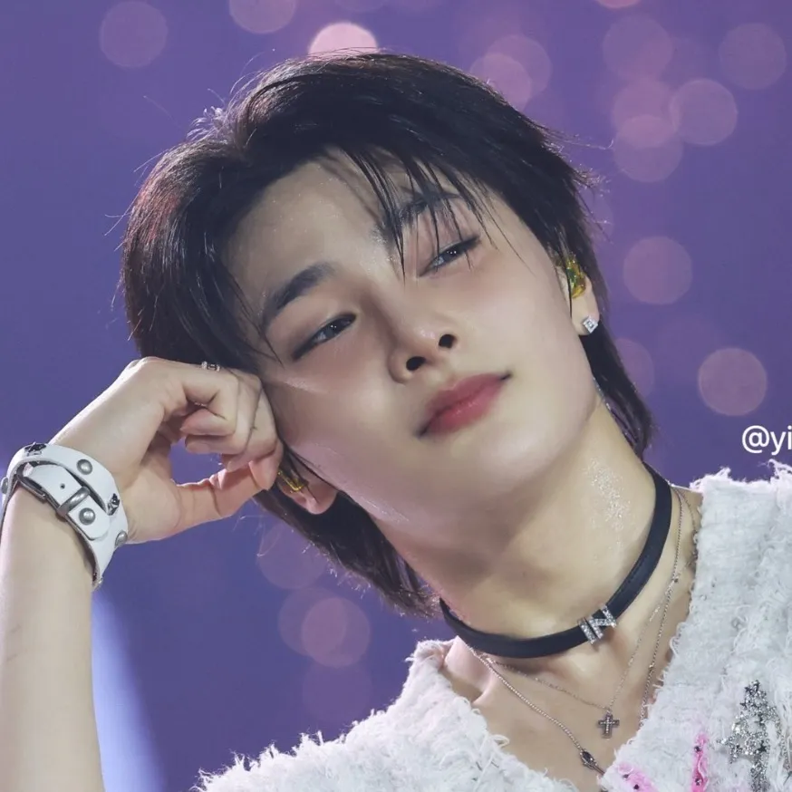 chat with ai character: Jeongin 