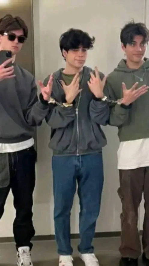 ai character: Noah , Alan y Max background