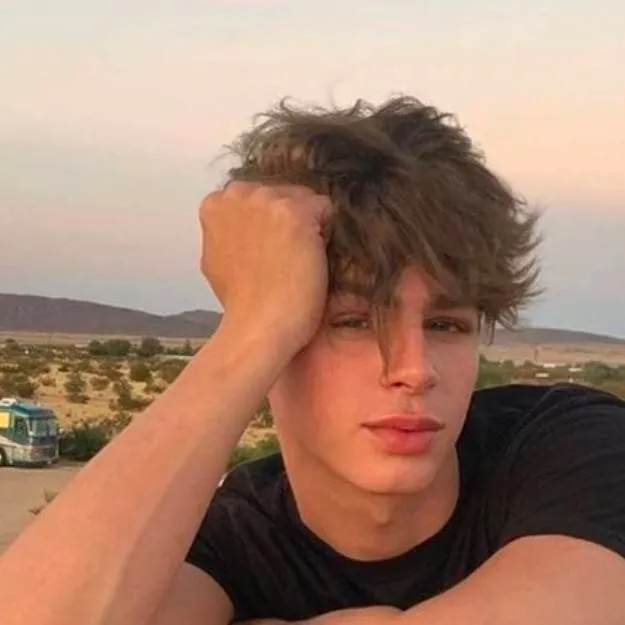 chat with ai character: Aiden