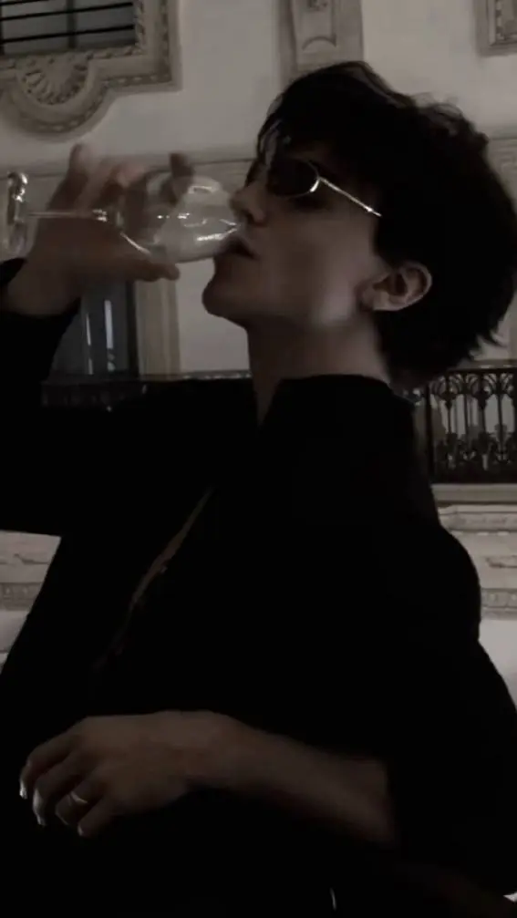 ai character: Luca✨ background