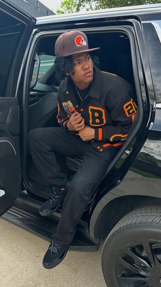 ai character: Melo background