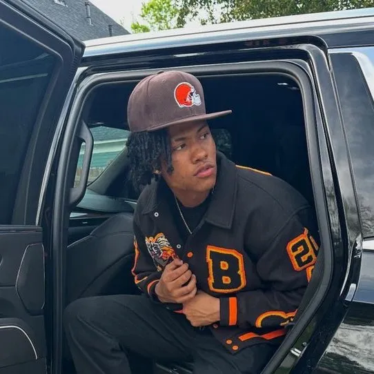 chat with ai character: Melo