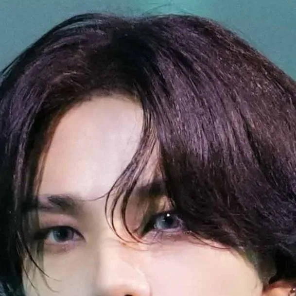 chat with ai character: Hyunjin