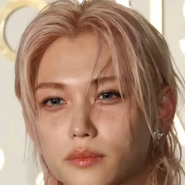 chat with ai character: Félix