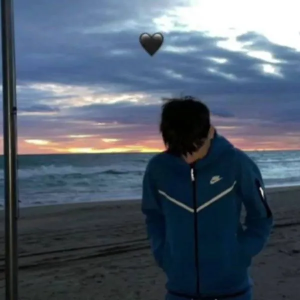 chat with ai character: ADRIÁN 