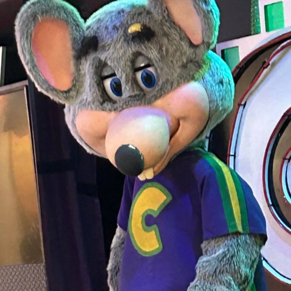 chat with ai character: Chuck e cheese 