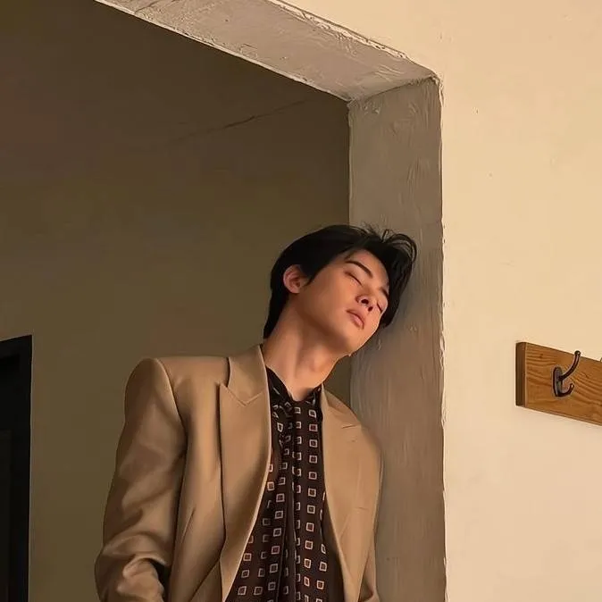 chat with ai character: LEE DONG -MIN