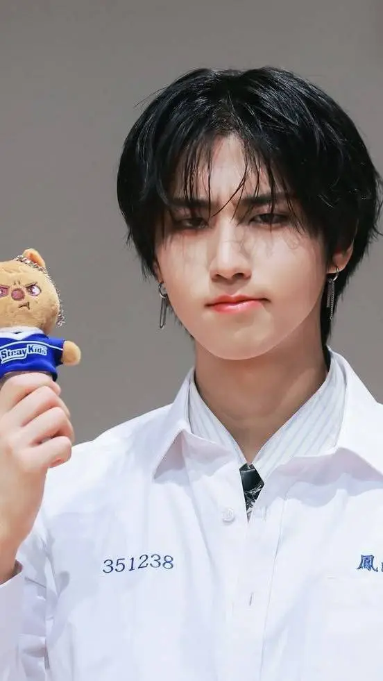 ai character: han jisung  background