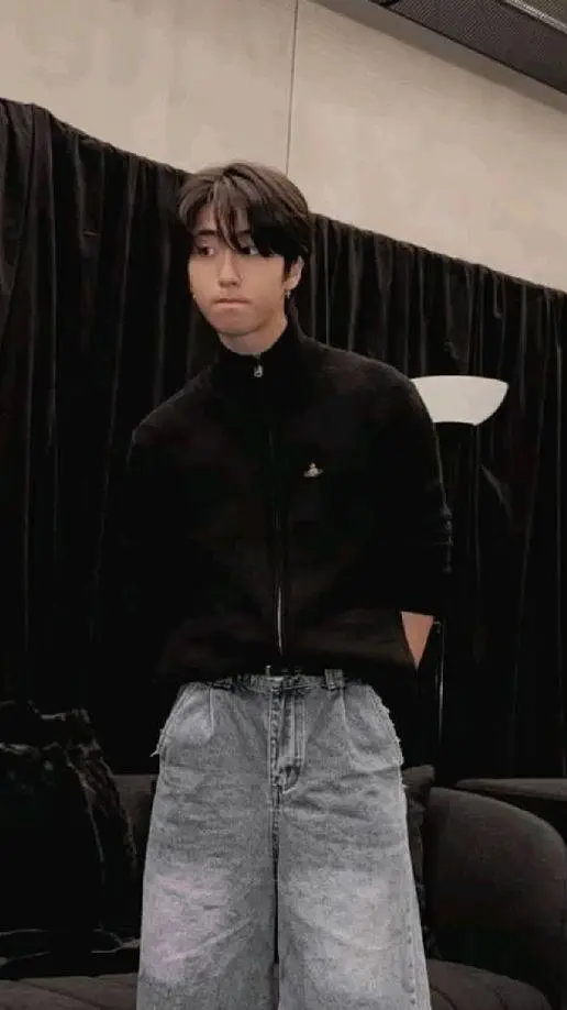 ai character: han jisung  background