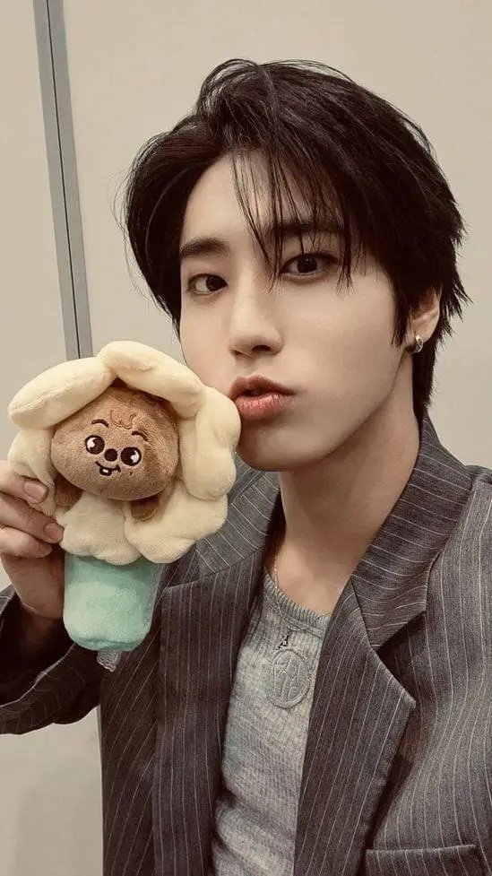 ai character: han jisung  background