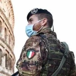 chat with ai character: Uomo 