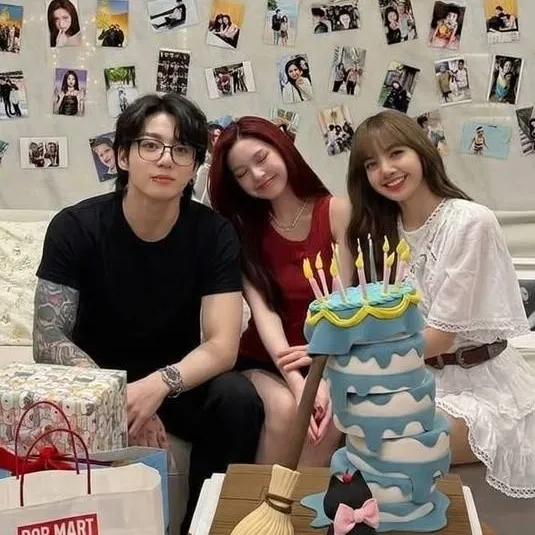 chat with ai character: KPOP family two