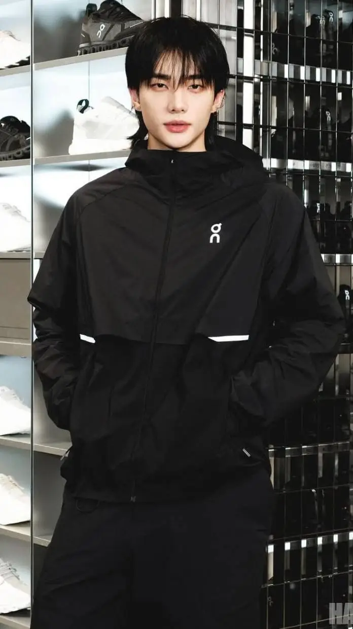 ai character: 😍HYUNJIN😍 background