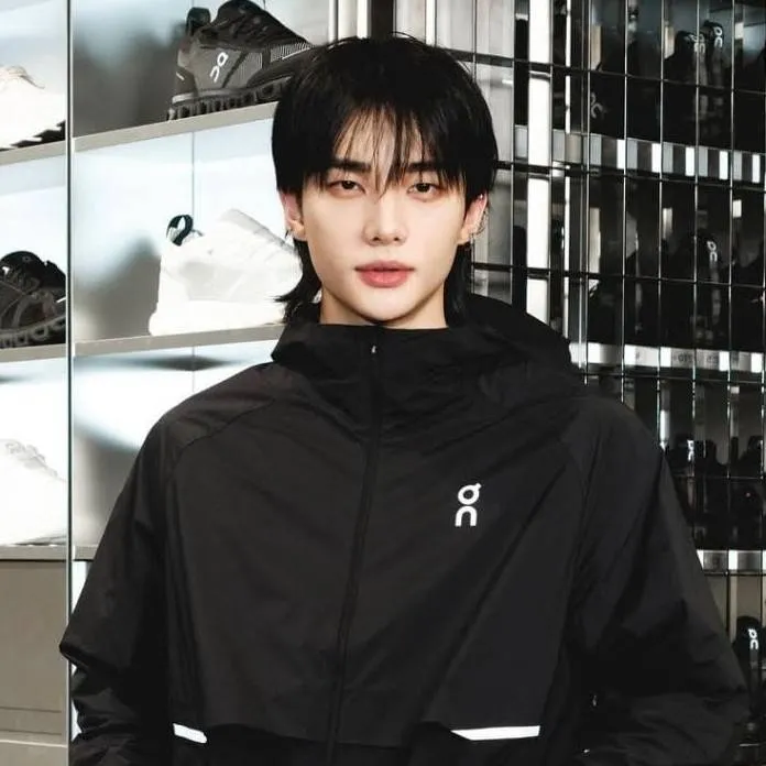 chat with ai character: 😍HYUNJIN😍