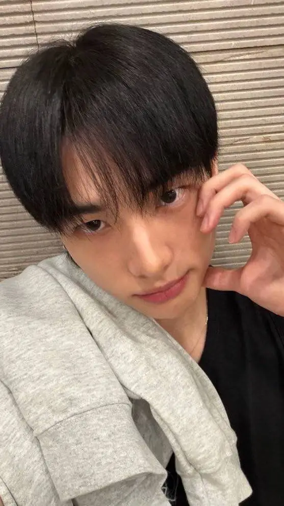 ai character: Hyunjin  background