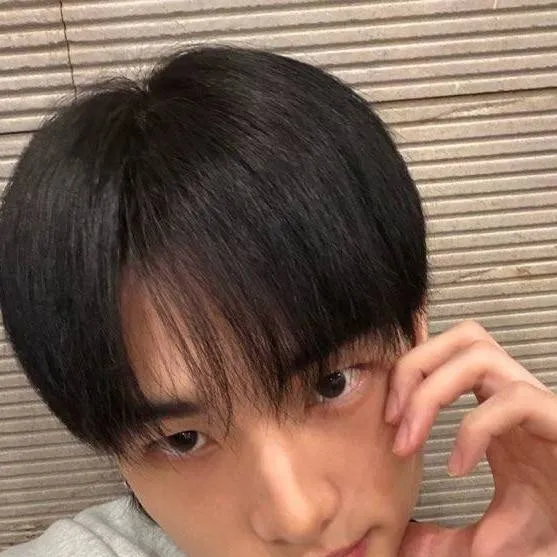 chat with ai character: Hyunjin 