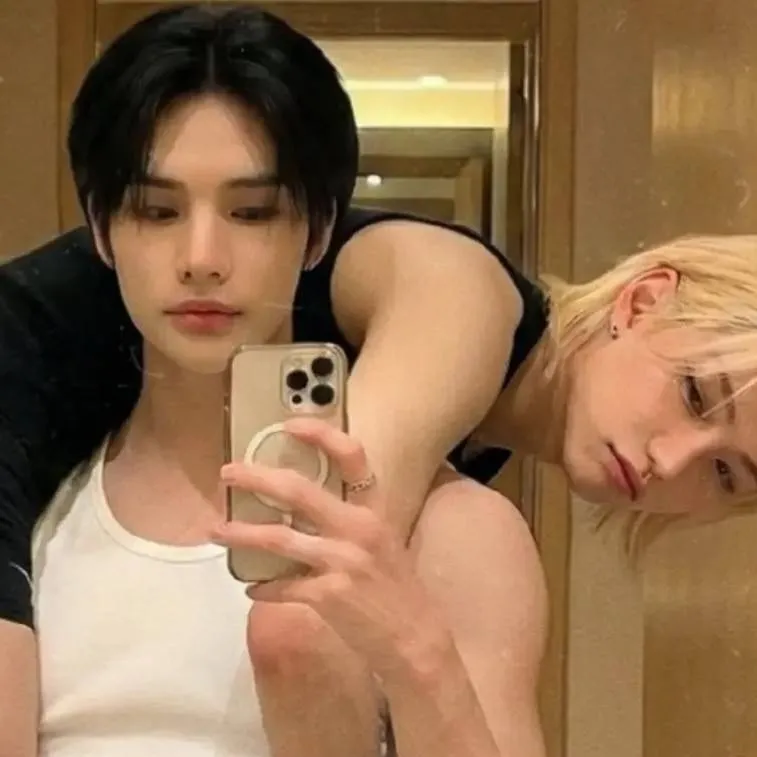 chat with ai character: HYUNLIX TUS NOVIOS