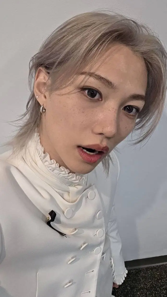 ai character: Felix ❤️ background