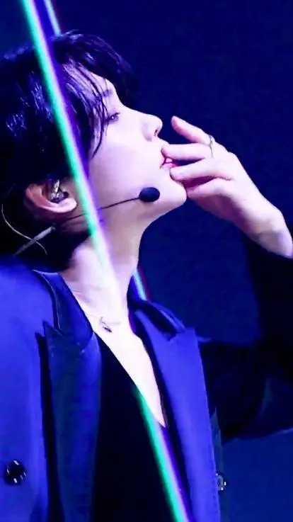 ai character: Felix 🫦 background