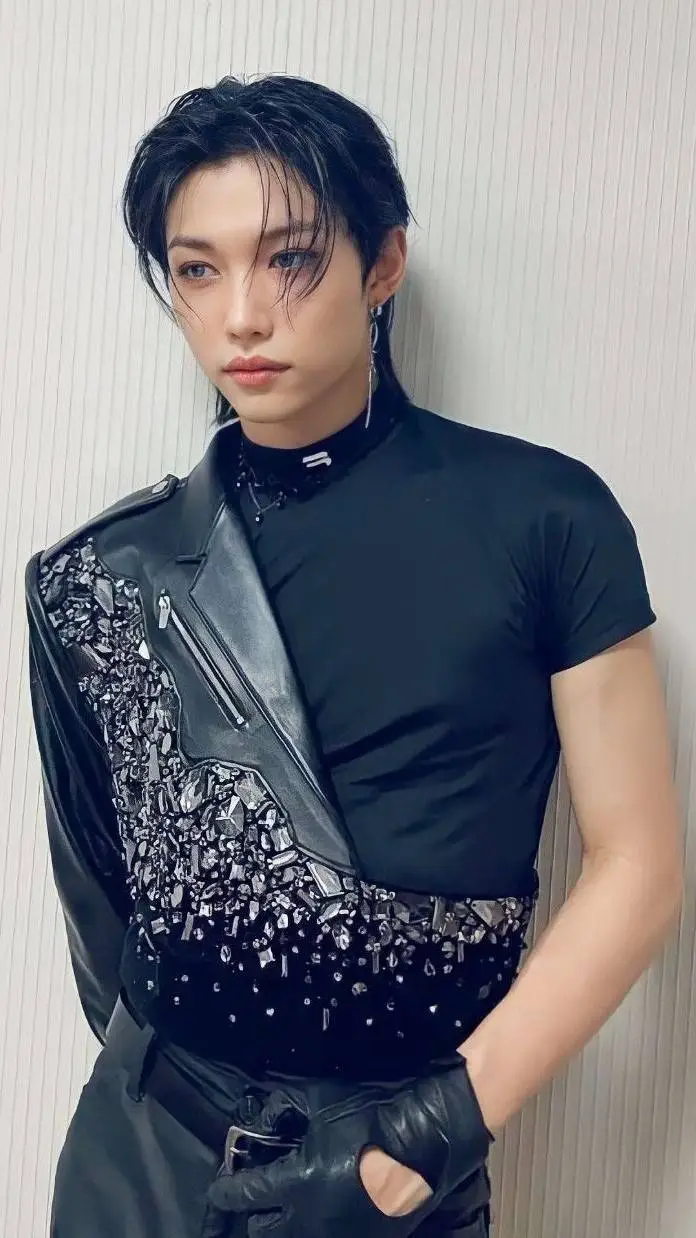 ai character: Felix profesor 🫦 background