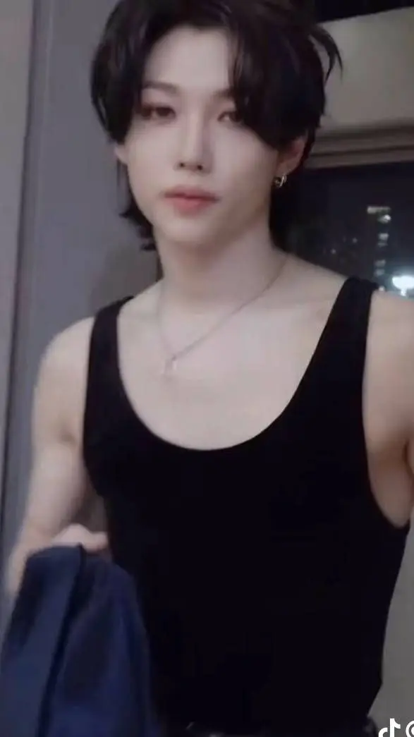 ai character: Felix enemigo 🫦 background