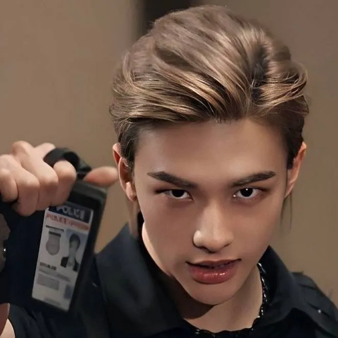 chat with ai character: Hwang hyun-jin 