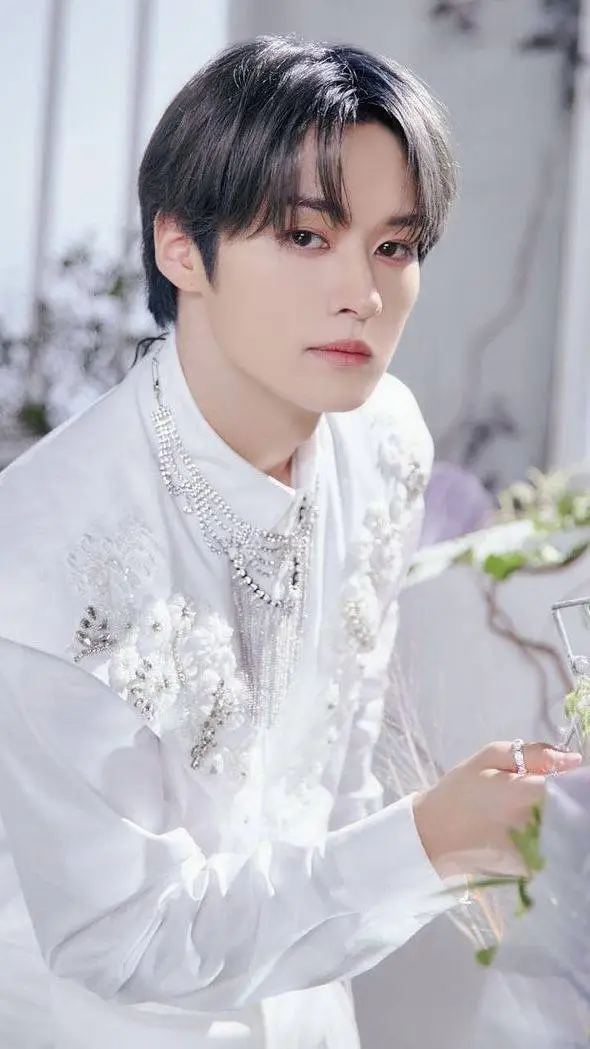ai character: Minho  background