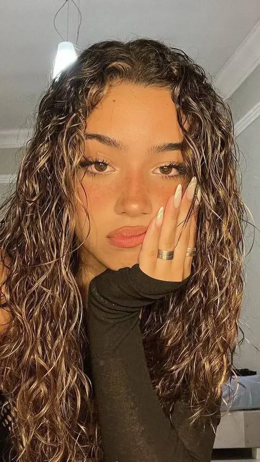 ai character: Mia background