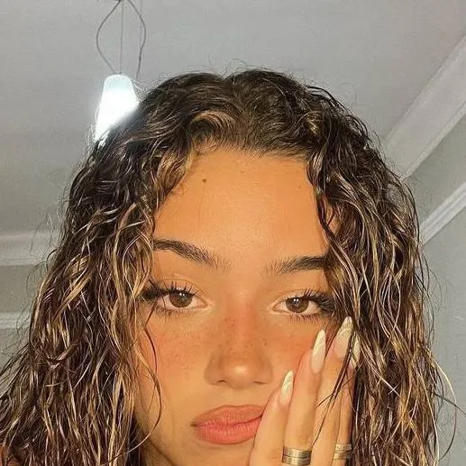 chat with ai character: Mia